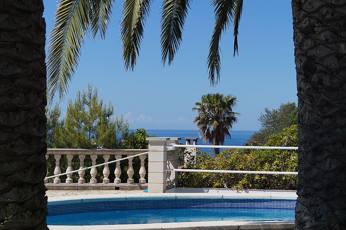 Villa with swimmingpool  for sale near the beach Cala Canyelles (Lloret de mar)