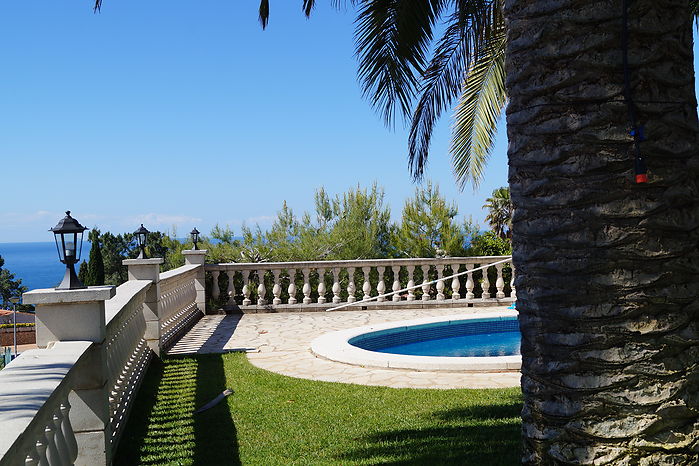 Villa with swimmingpool  for sale near the beach Cala Canyelles (Lloret de mar)