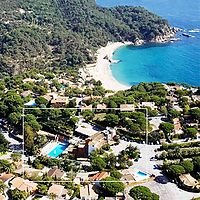 Casa con jardin y vistas al mar en alquiler en Cala Canyelles.