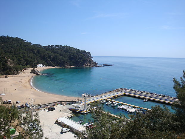 Sommerhaus mit Garten und Meerblick zur vermietung in Cala Canyelles.