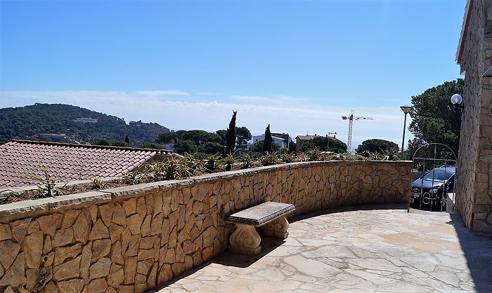 Casa de vacaciones con soleada terraza en alquiler en Cala Canyelles.