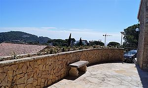 Schickes Ferienhaus mit sonniger Terrasse zur Vermietung in Cala Canyelles.