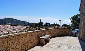 Casa de vacaciones con soleada terraza en alquiler en Cala Canyelles.