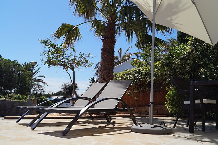 Schickes Ferienhaus mit sonniger Terrasse zur Vermietung in Cala Canyelles.