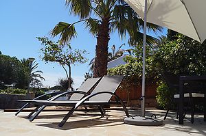 Schickes Ferienhaus mit sonniger Terrasse zur Vermietung in Cala Canyelles.