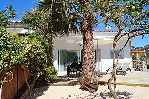 Casa de vacaciones con soleada terraza en alquiler en Cala Canyelles.