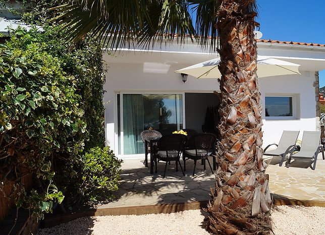 Casa de vacaciones con soleada terraza en alquiler en Cala Canyelles.