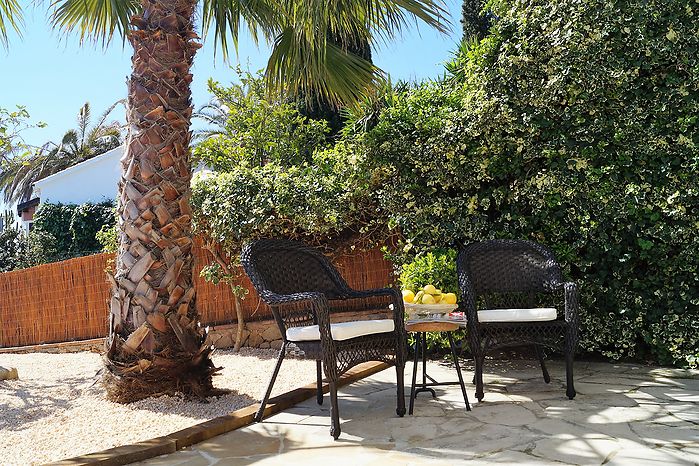 Casa de vacaciones con soleada terraza en alquiler en Cala Canyelles.