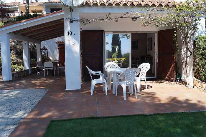 Strandnahes Ferienhaus in herrlicher Villenpark zur Vermietung. Lloret de Mar 