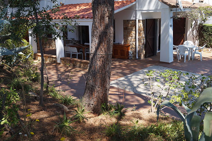 Strandnahes Ferienhaus in herrlicher Villenpark zur Vermietung. Lloret de Mar 