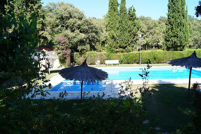 Strandnahes Ferienhaus in herrlicher Villenpark zur Vermietung. Lloret de Mar 