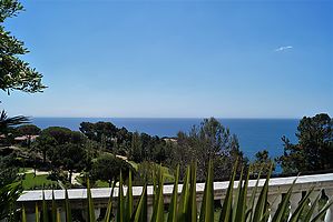 Villa avec piscine et superbe vue sur la mer à louer à Cala Canyelles.