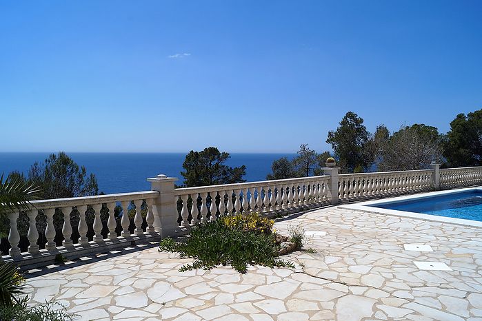 Villa mit Pool und herrlichen Meerblick zu vermieten in Cala Canyelles