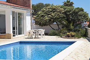 Villa avec piscine et superbe vue sur la mer à louer à Cala Canyelles.