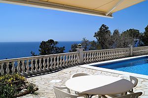 Villa avec piscine et superbe vue sur la mer à louer à Cala Canyelles.