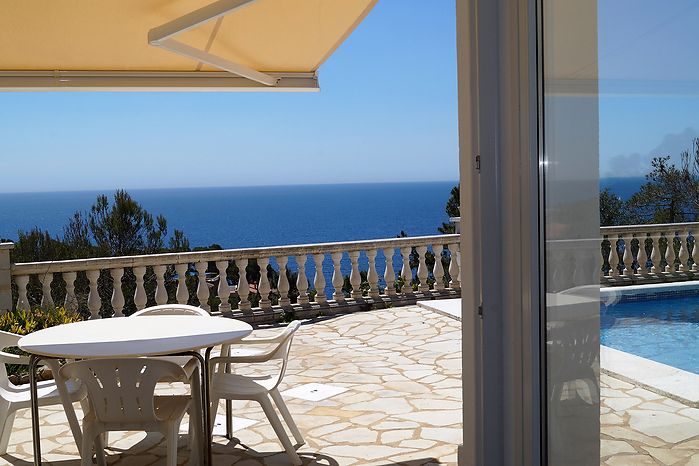 Villa avec piscine et superbe vue sur la mer à louer à Cala Canyelles.