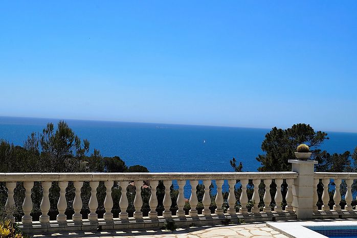 Villa avec piscine et superbe vue sur la mer à louer à Cala Canyelles.