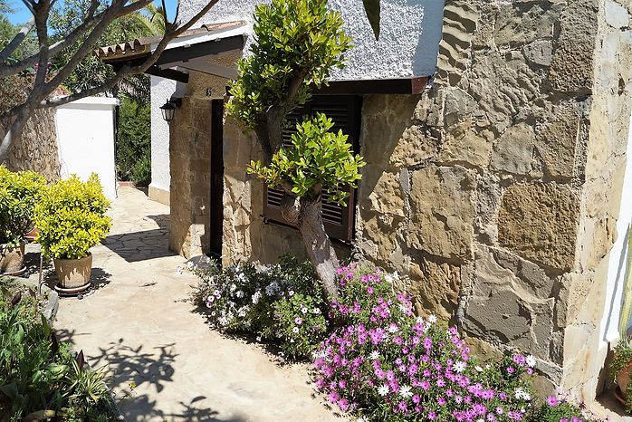 Hübsches Ferienhaus mit schönem Garten zur Vermietug in Cala Canyelles.