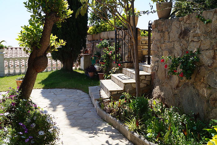 Bonita casa con jardín en alquiler en Cala Canyelles.