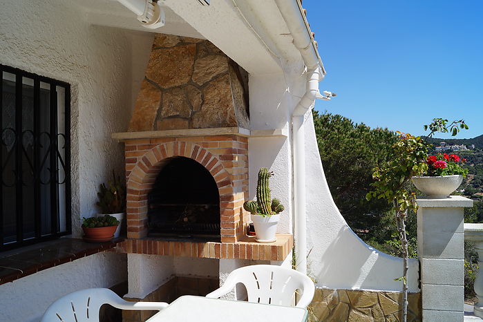 Jolie maison avec jardin fleuri en location á Cala Canyelles.