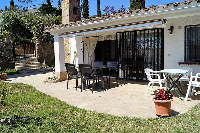 Jolie maison avec jardin fleuri en location á Cala Canyelles.