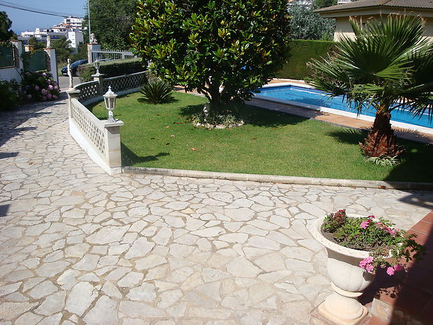 Casa en venta  con parcela plana y licencia turistica en - Lloret de Mar.