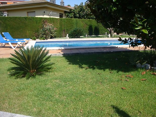 Casa en venta  con parcela plana y licencia turistica en - Lloret de Mar.