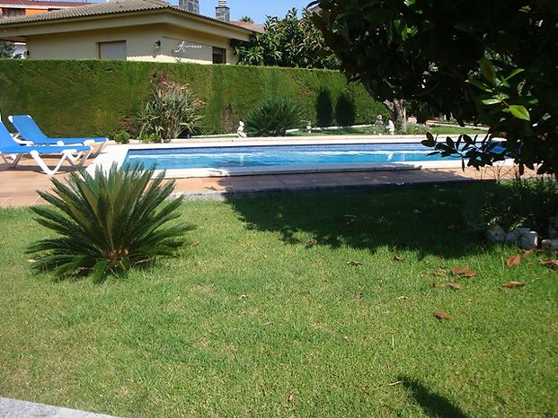 House for sale with flat plot and tourist license in - Lloret de Mar.