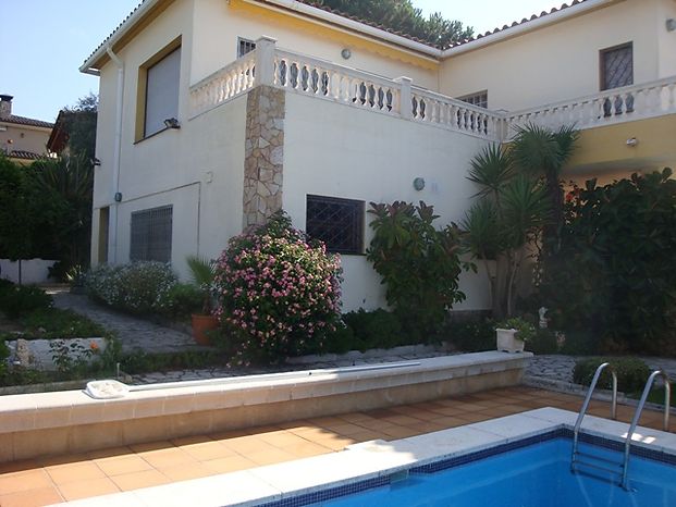 Casa en venta  con parcela plana y licencia turistica en - Lloret de Mar.