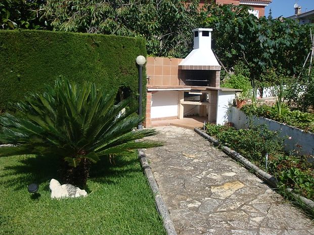 House for sale with flat plot and tourist license in - Lloret de Mar.