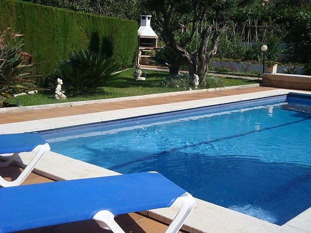 Casa en venta  con parcela plana y licencia turistica en - Lloret de Mar.