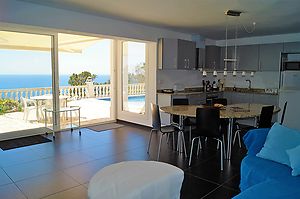 Villa avec piscine et superbe vue sur la mer à louer à Cala Canyelles.