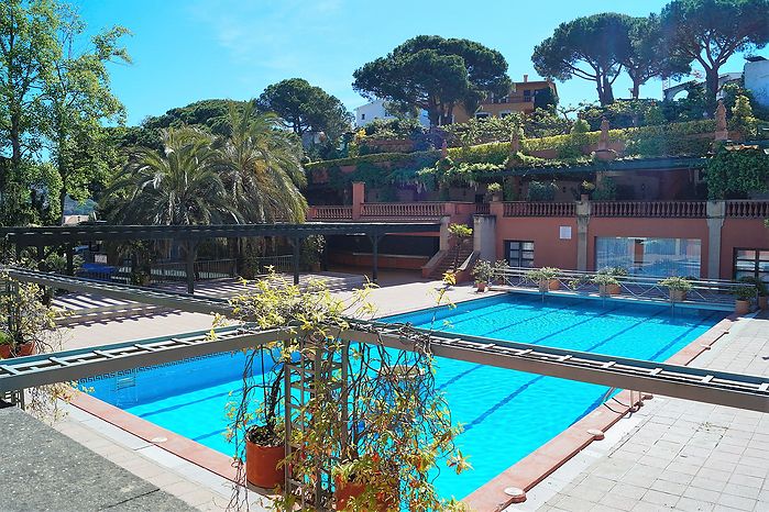Komfortables Haus mit Pool und Touristenlizenz in Cala Canyelles zu verkaufen.