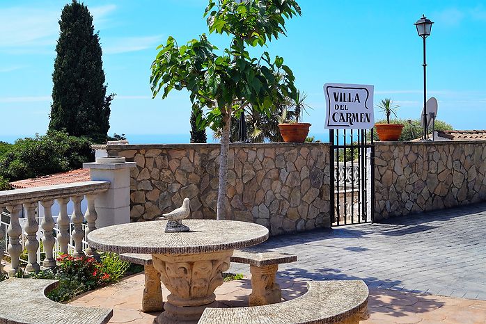 Maison confortable à vendre avec piscine et licence touristique à Cala Canyelles