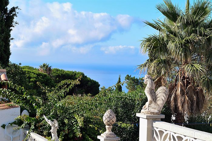 Komfortables Haus mit Pool und Touristenlizenz in Cala Canyelles zu verkaufen.