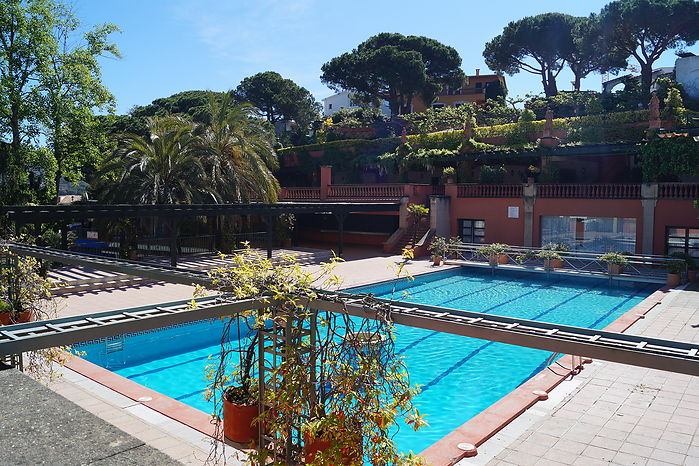 Maison moderne avec piscine en location près de la plage de Cala Canyelles.