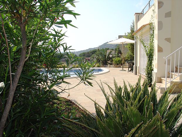 Strandnahe 3-Zimmer Ferienvilla mit Pool zur Vermietung in Cala Canyelles. 