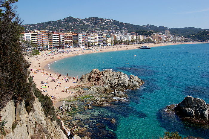 Casa en alquiler con piscina privada cerca de la playa de Cala Canyelles. 