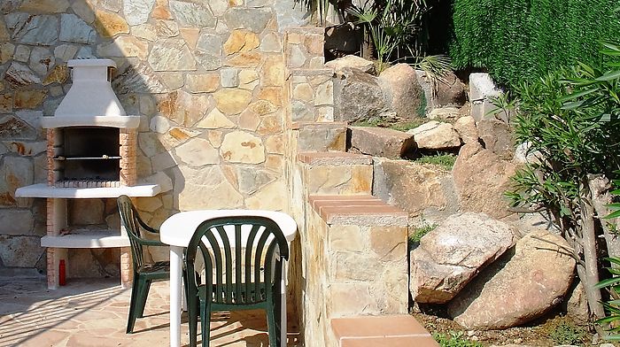 Belle maison avec grande terrasse, jardin et piscine privée en location.