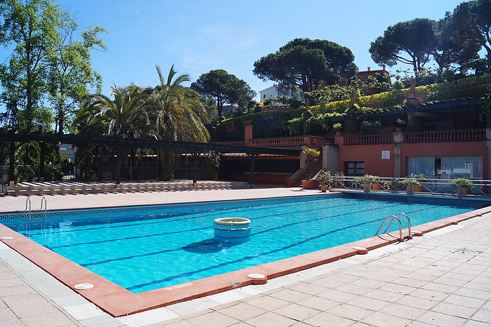 Jolie maison avec jardin fleuri en location á Cala Canyelles.