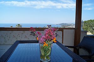 Bonita casa con impresionantes vistas al mar en alquiler en Cala Canyelles.