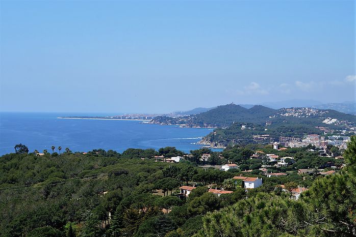 Bonita casa con impresionantes vistas al mar en alquiler en Cala Canyelles.