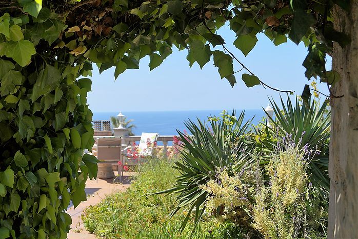 Belle villa avec impressionnante vue sur mer en location a Cala Canyelles.