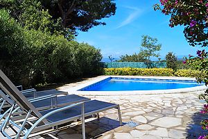 Strandnahe 3-Zimmer Ferienvilla mit Pool zur Vermietung in Cala Canyelles. 