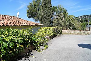 Maison moderne avec piscine en location près de la plage de Cala Canyelles.