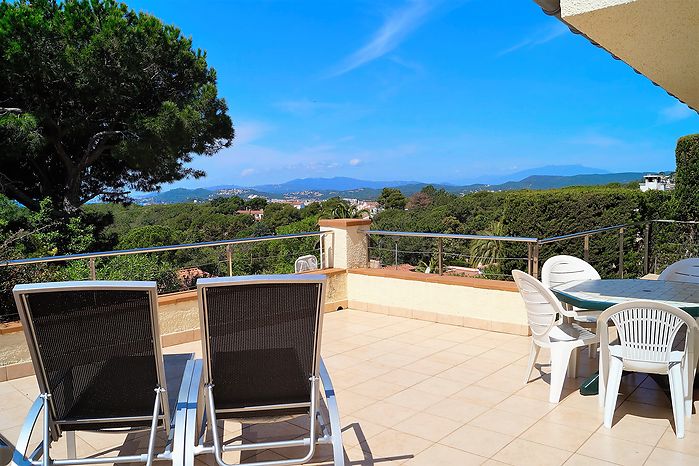 Strandnahe 3-Zimmer Ferienvilla mit Pool zur Vermietung in Cala Canyelles. 