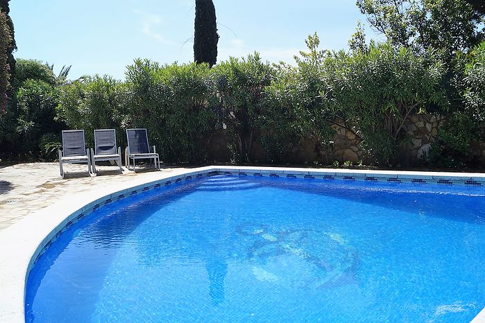 Belle maison avec grande terrasse, jardin et piscine privée en location.