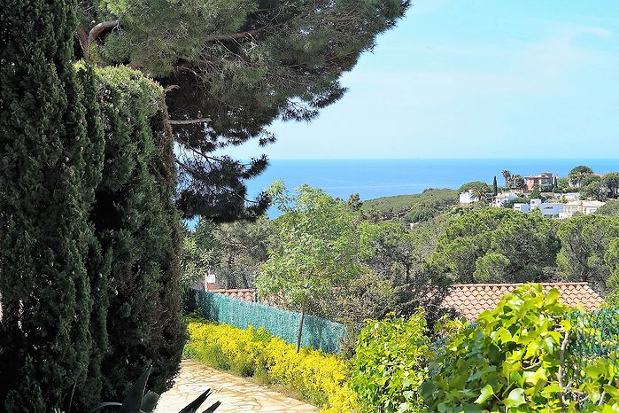 Preciosa casa con gran terraza ajardinada y piscina privada en alquiler.