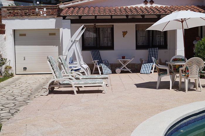 Vila with pool for sale near the beach Cala Canyelles-Lloret de Mar
