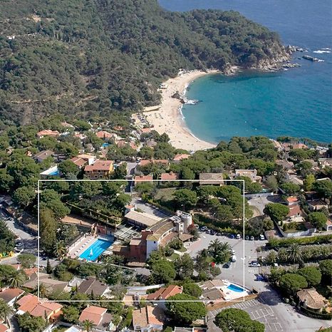 Vila with pool for sale near the beach Cala Canyelles-Lloret de Mar